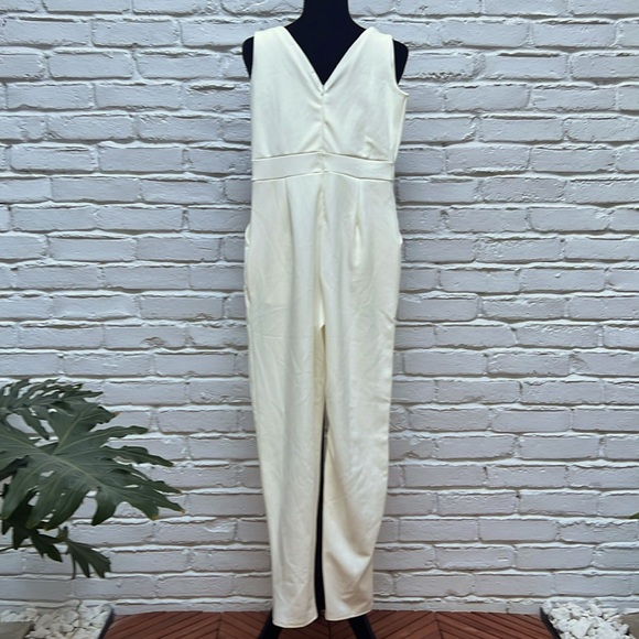 ⚪️ NWT ASOS Outrageous Fortune Winter White Bow Waist Cropped Jumpsuit size 6 - Picture 6 of 15
